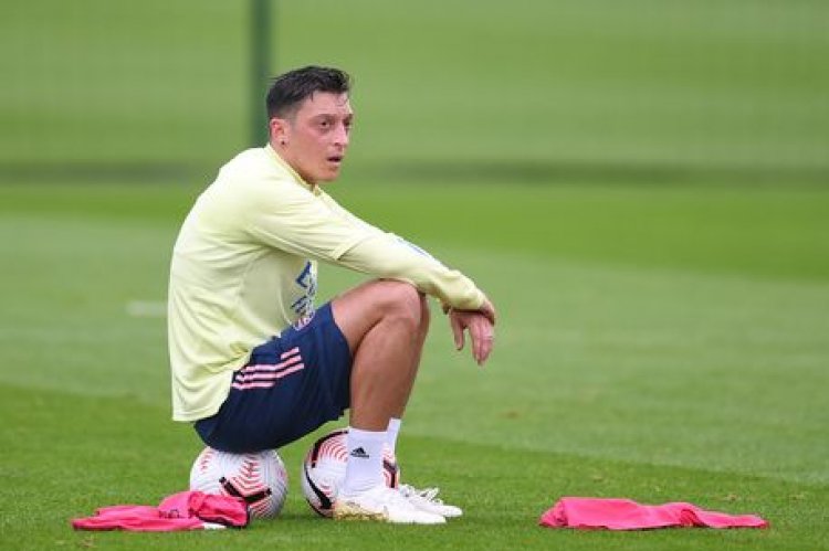 Mesut Ozil's 13-word response after Mikel Arteta's Arsenal Europa League squad announcement