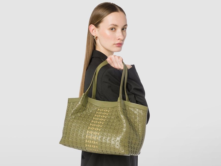 Chic and Timeless: Explore the Elegance of LEATHER HANDBAGS and LEATHER BAGS in Canada