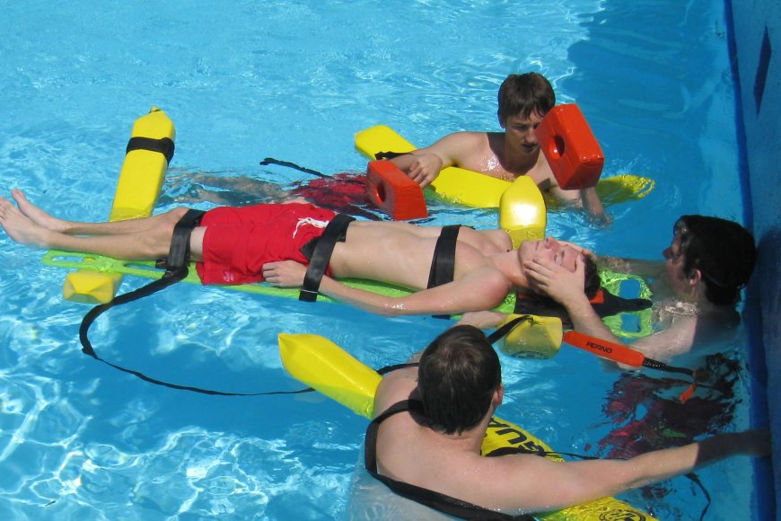 Navigating the Waters: The Essential Guide to Lifeguard Courses and Training