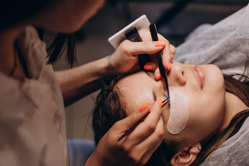 Lash Love: How Eyelash Extension Services Add Glamour