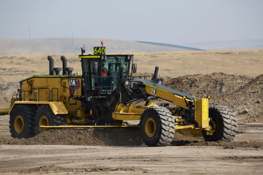 Smart Tech Simplifies Motor Grader Operations