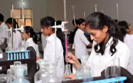 Why Students Prefer the Best D.Pharma College in UP for Career Growth