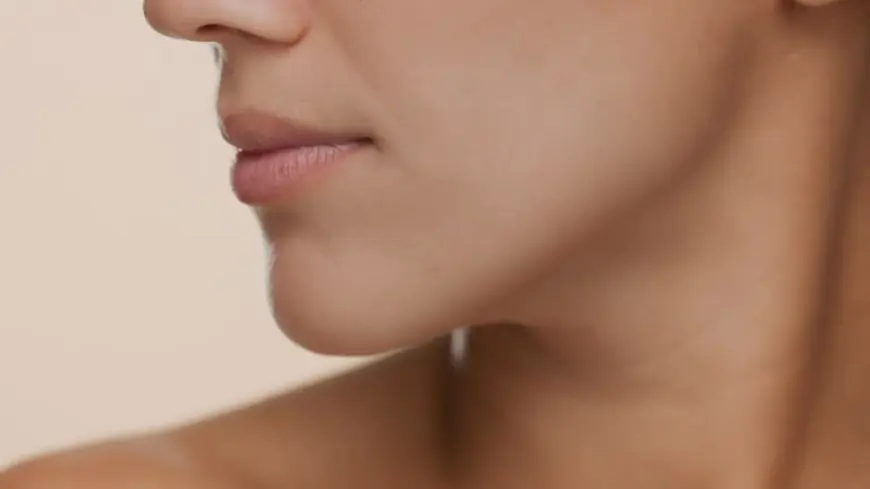احصلي على مظهر أكثر شبابًا مع حقن فيلر خط الفك