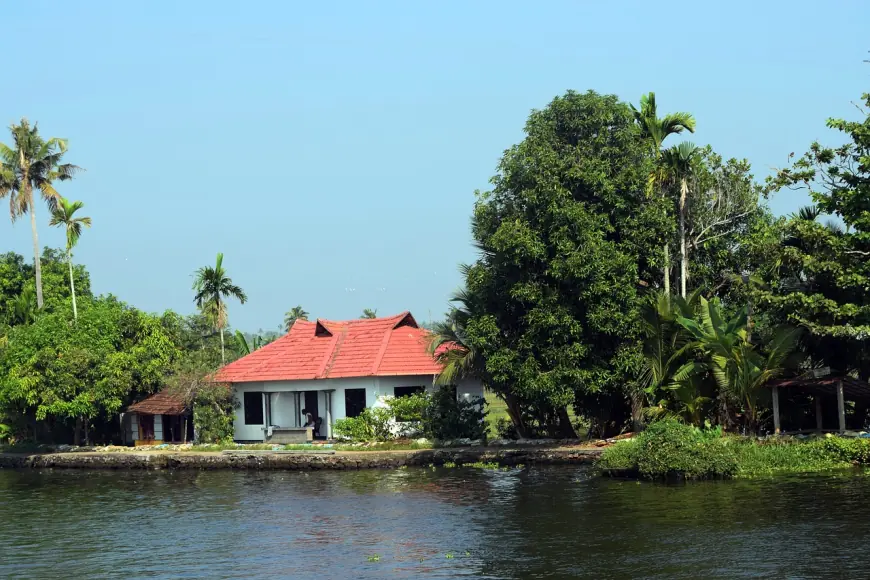 9 Days Kerala Luxury Honeymoon Tour with Beaches & Houseboat
