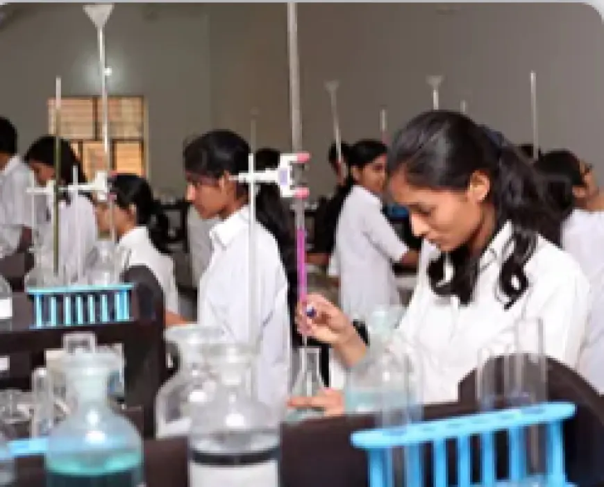 Why Students Prefer the Best D.Pharma College in UP for Career Growth