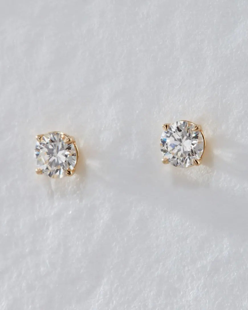 Small Diamond Earrings That Look Minimal But Glamorous
