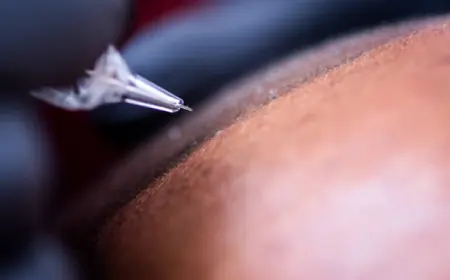 اظهري بمظهر أصغر سنًا مع تصبغ فروة الرأس الدقيق