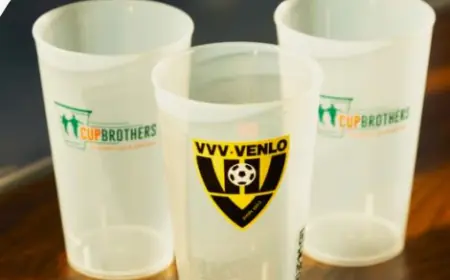 Groen Feesten: De Ultieme Gids voor de Beste Herbruikbare Bekers voor Festivals