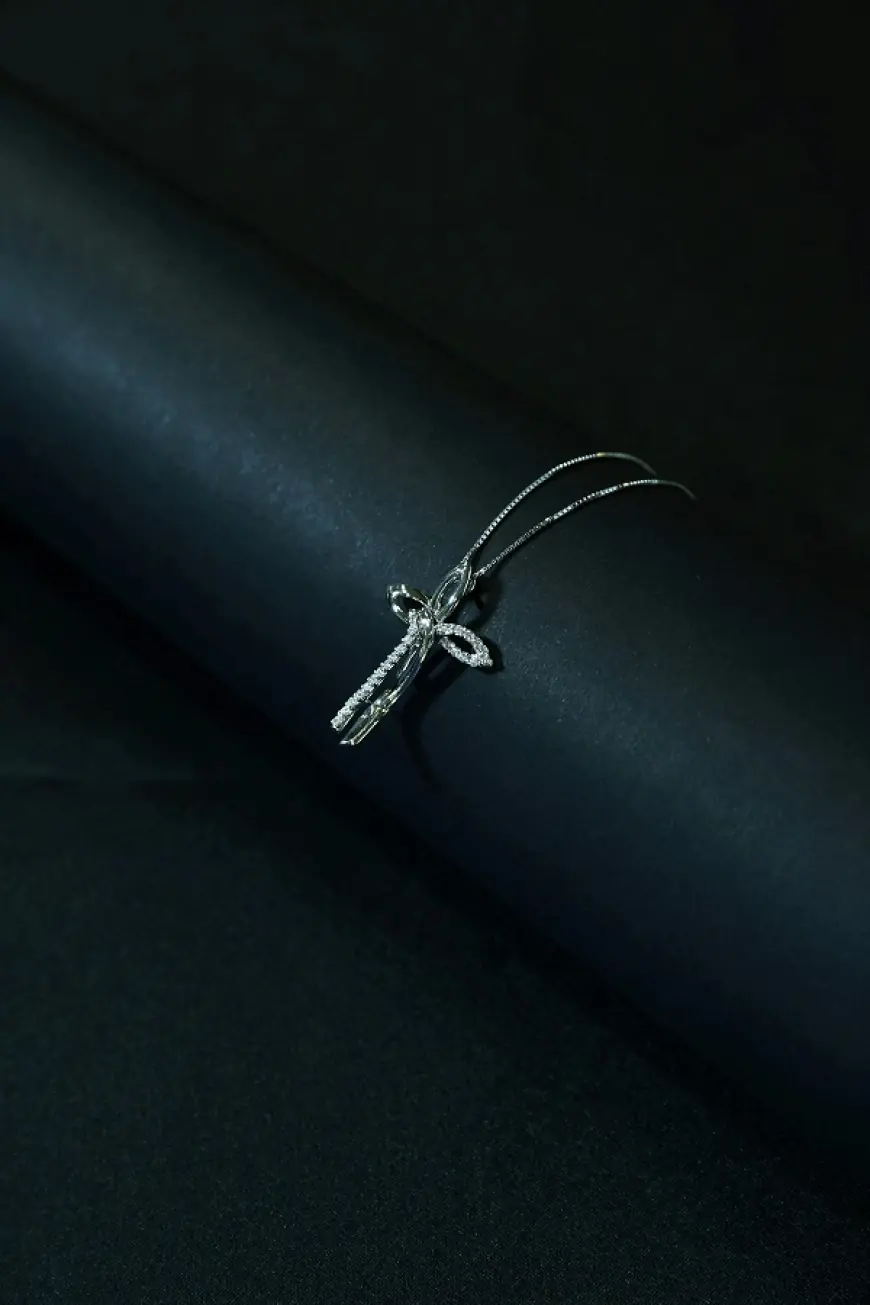 How to Choose the Perfect Gold Cross Pendant: Style, Size & Meaning?