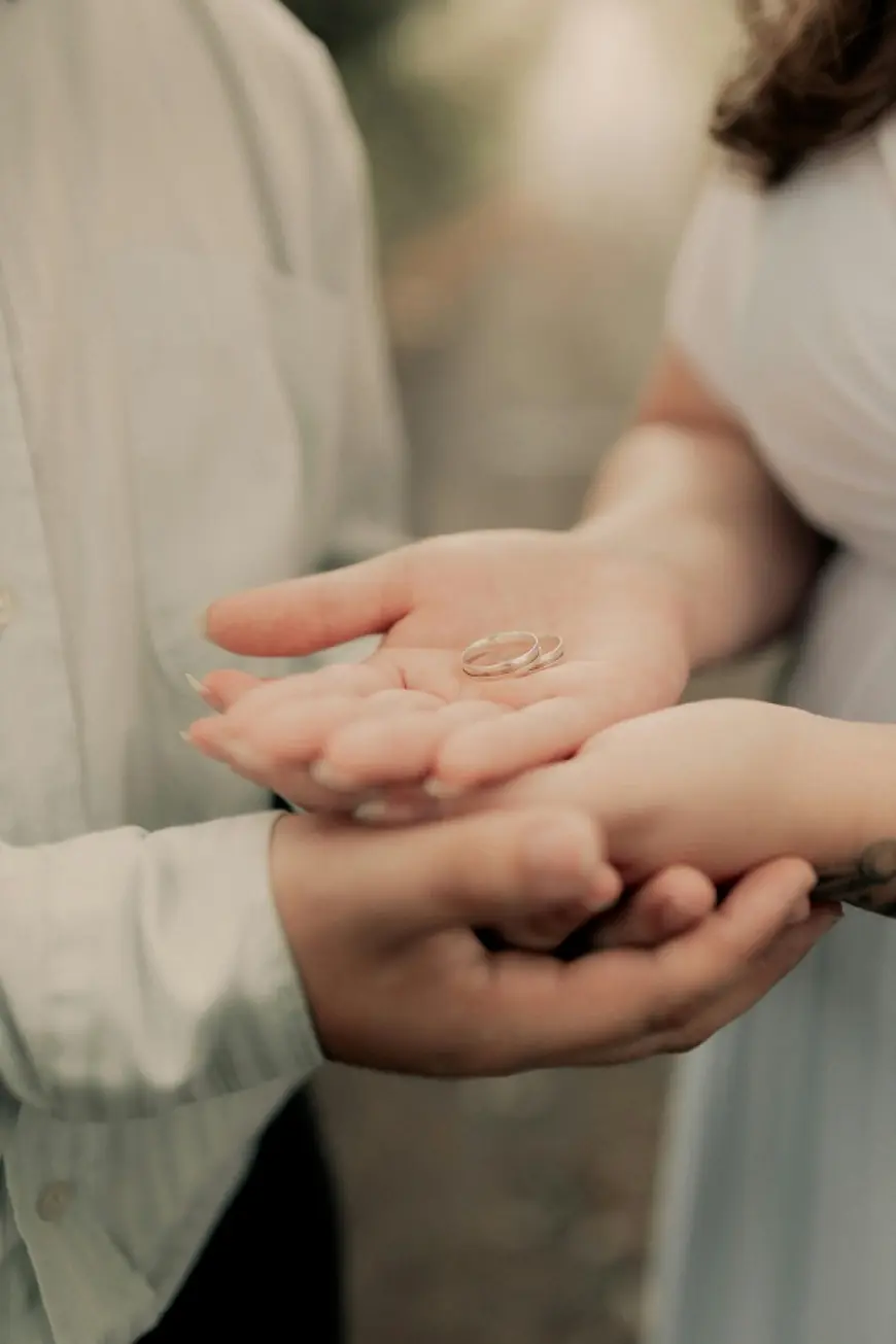 What Are Eternity Wedding Rings? Symbolism, Styles & Meaning Explained