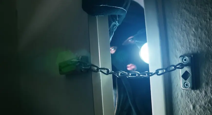 A Rogue Police Officer Who Sneaks into My House When I Leave to See My Wife
