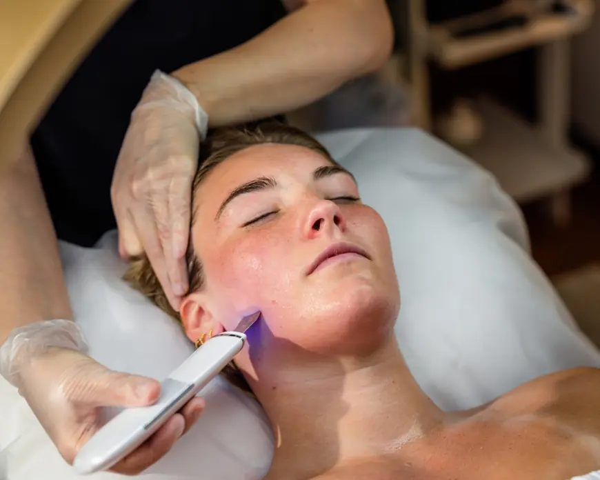 How Deep Cleansing Facial with Extraction Works
