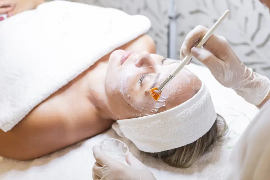 What Is a Chemical Peel? A Beginner’s Guide for Riyadh Skincare Fans