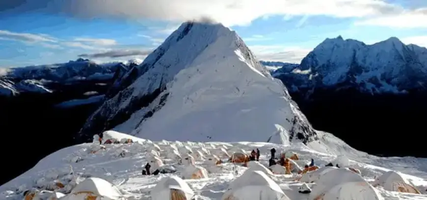 Manaslu: Because Climbing 8,163 Meters Sounds Like a Great Idea… Until It’s 3 AM and You Can’t Feel Your Nose