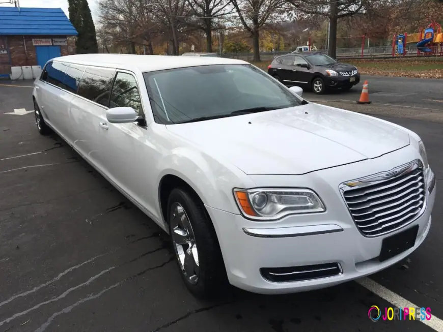 Hire a Luxury Limo Ride for Airport Cruise Shuttle Service and Enjoy Grand Parties