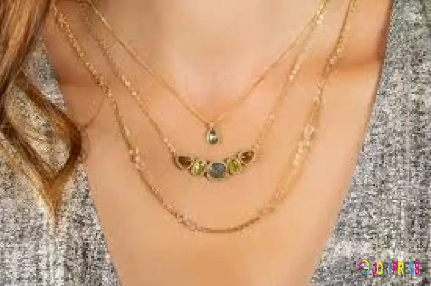How to Expertly Wear Layered Necklaces With Tips from the Pros