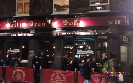 Traditional Soho Pub Experience: Food, Drinks and London Heritage on Dean Street
