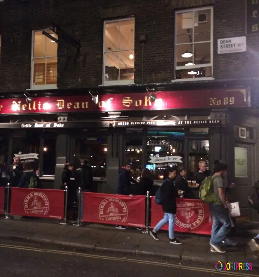 Traditional Soho Pub Experience: Food, Drinks and London Heritage on Dean Street