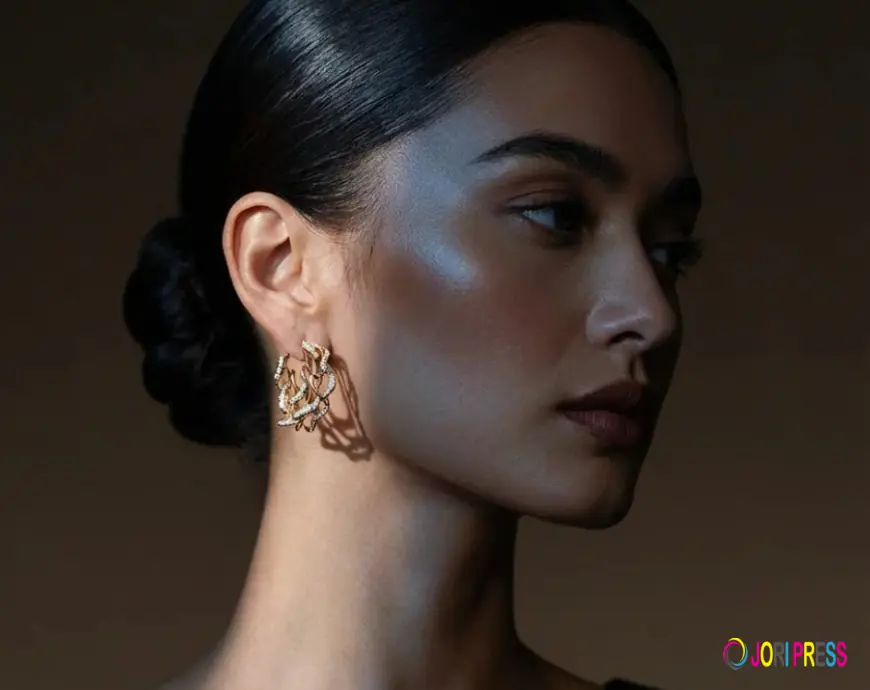 How to Choose Earrings According to Face Shape: A Complete Guide